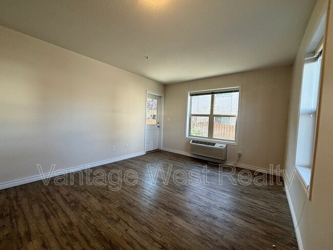 Photo - 104-598 Sutherland Ave