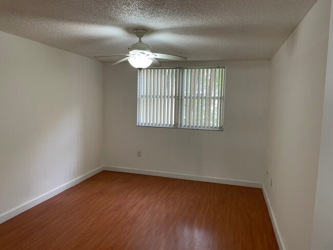 Building Photo - 8215 Lake Dr Unit 8215 Lake Drive Apt 307