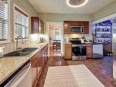 Building Photo - 800 SW Brockwood Ave