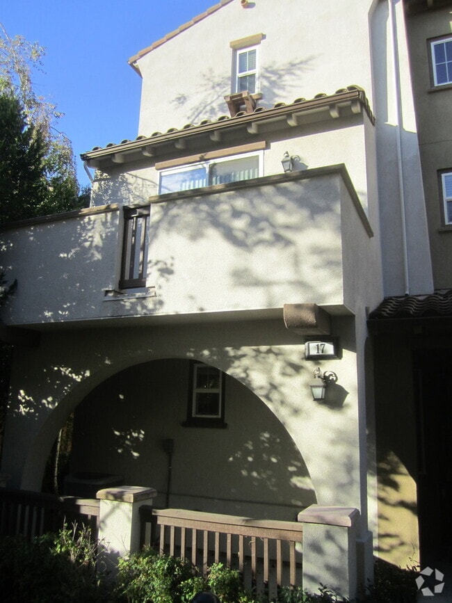 Building Photo - SPACIOUS 3 BEDROOM, 3.5 BATHROOM TOWNHOUSE...