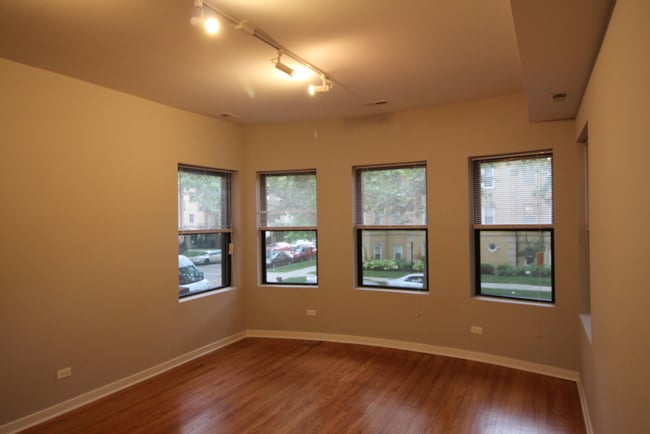 Building Photo - 2321 W Arthur Ave Unit 3