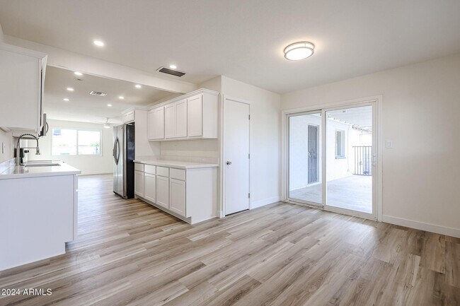 Photo - 4352 E Grovers Ave