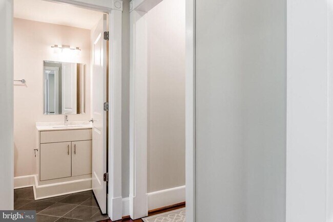 Photo - 910 Powhatan St Unit 106S