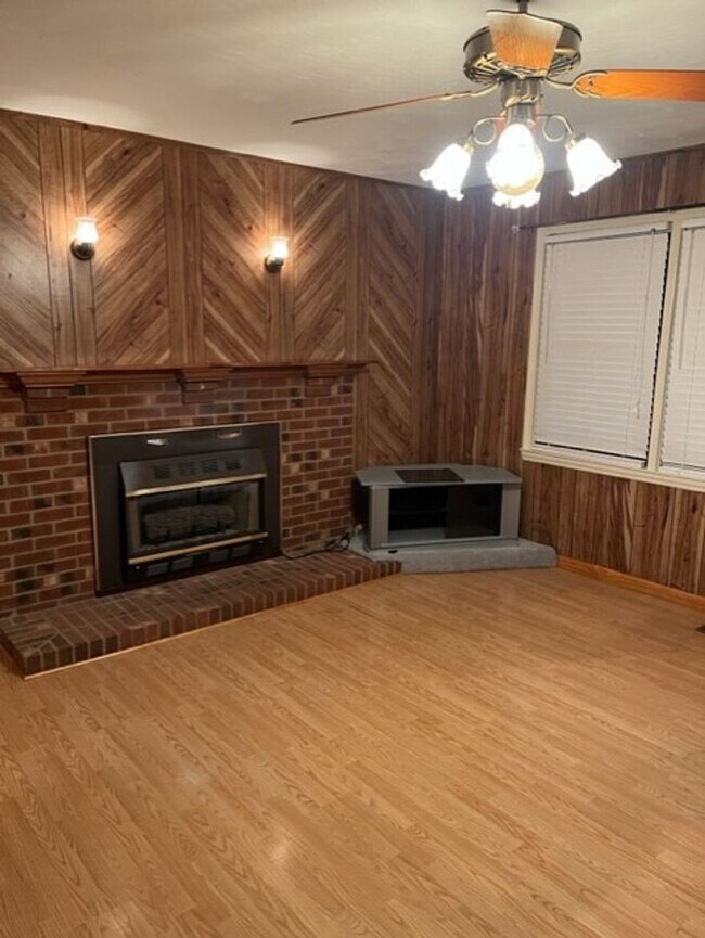 Photo - Available! Beautiful 3 Bed, 1 Bath Home in quiet neighborhood
