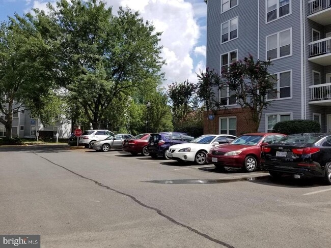 Building Photo - 3178 Summit Square Dr Unit 3-B12