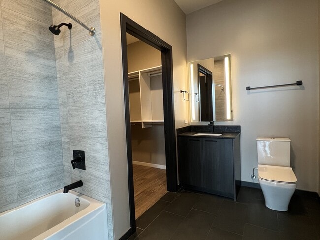 Photo - 932 W Washington Blvd