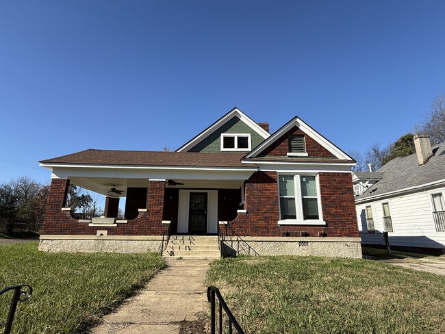 Photo - 1371 Ridgeway St