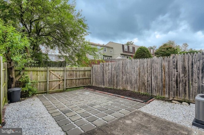 Backyard with garden space - 9 Robinway Ct