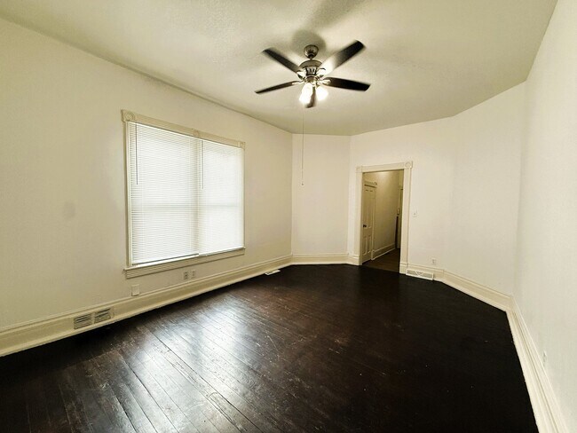 1912 N Wellington Pl Unit 1912 N Wellington Place