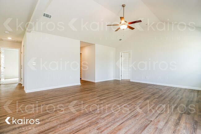 Photo - 104 Scots Pne Ct