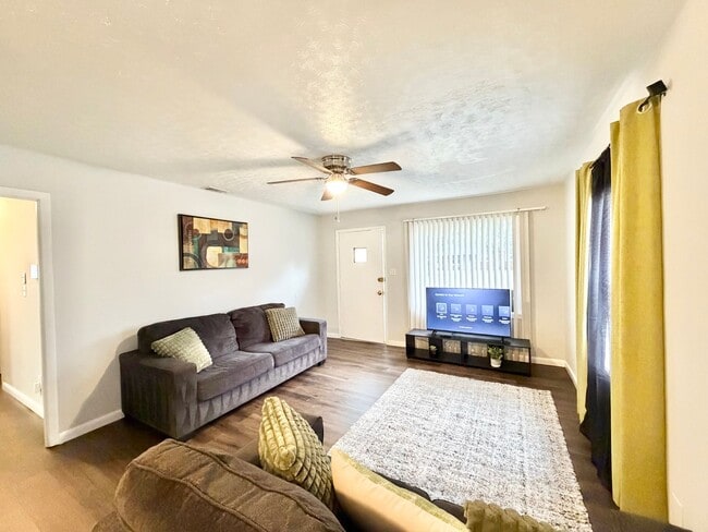 Photo - Home near downtown Savannah, Ga!! large fenced in backyard!!