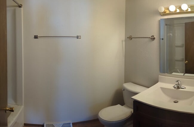 Photo - 110-112 West Grant St