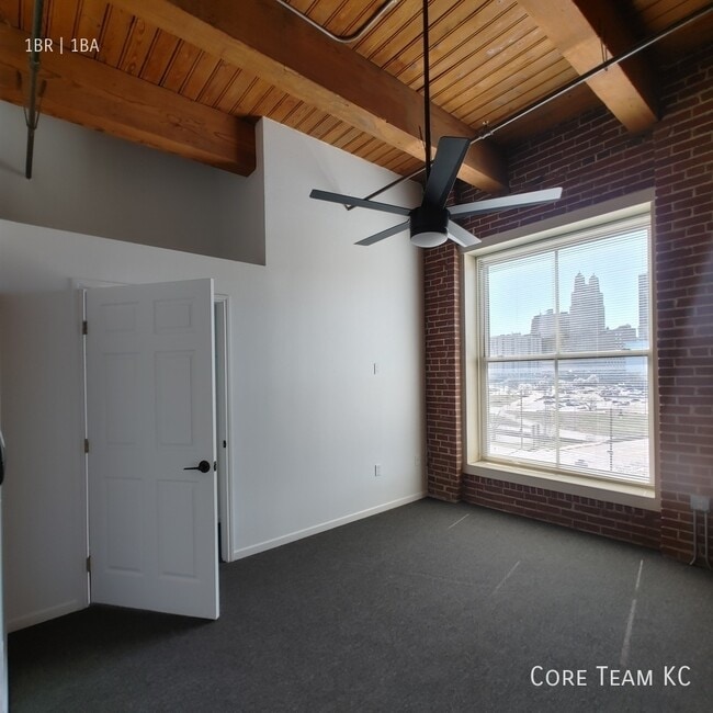 Building Photo - 202 W 5th St Unit 203