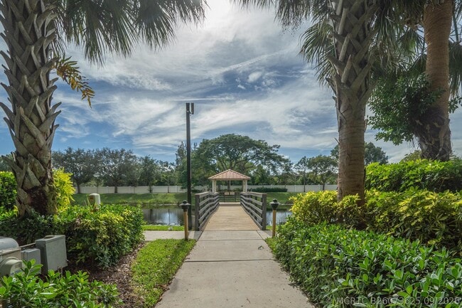 Building Photo - 948 NW 18th Ave