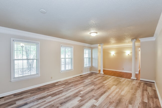 Photo - 12001 Camelot Dr SE