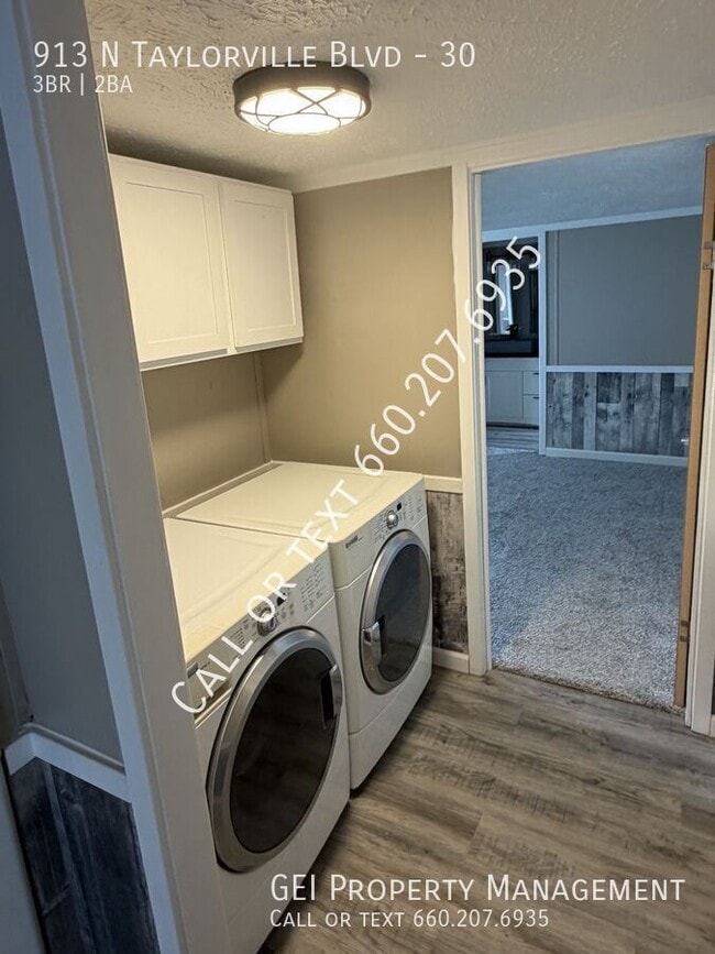 Photo - 913 N Taylorville Blvd