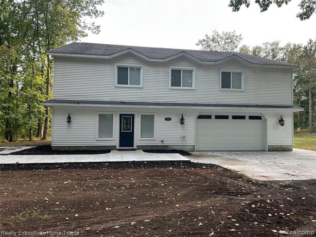 Building Photo - 7226 Lakeshore Rd