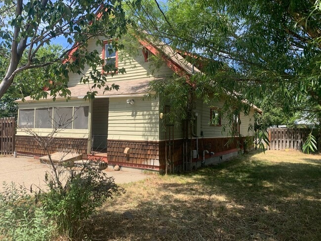 Photo - Spacious 3 bedroom home with two separate living spaces