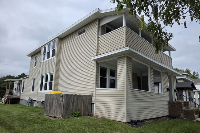 Building Photo - 840 S Maple Ave Unit Upper Rental