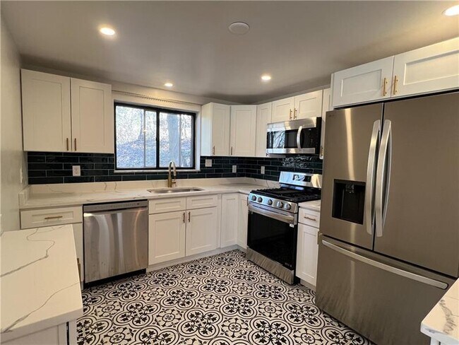 Photo - 658 Fort Couch Rd