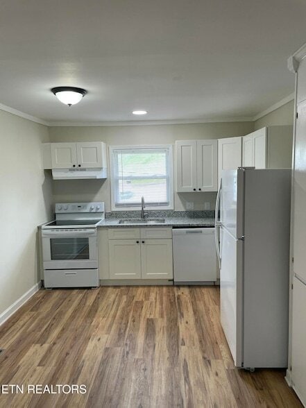 Photo - 440 W Outer Dr