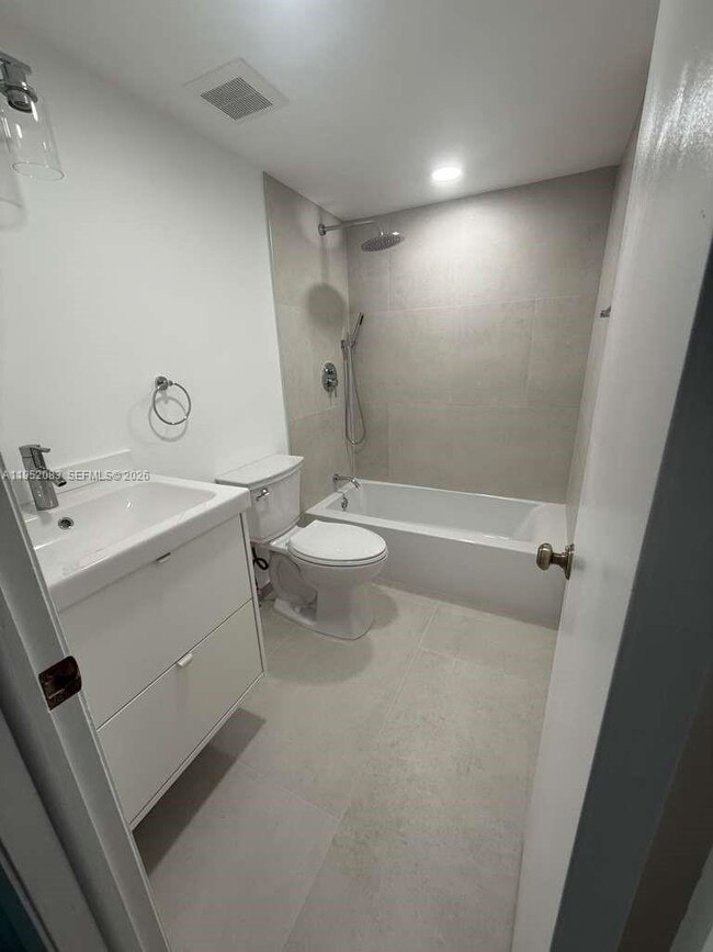 Building Photo - 2055 SW 122nd Ave Unit 518