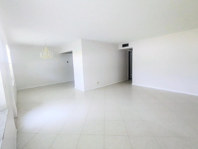 Photo - 222 Somerset L