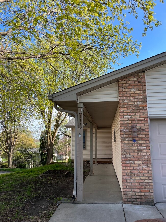 Building Photo - 127 Hillview Ln