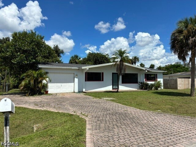 913 Entrada Dr
