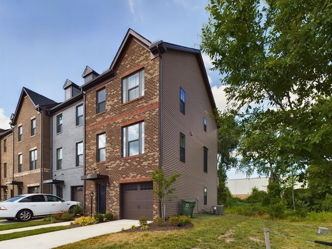 Photo - 301 W 20th St