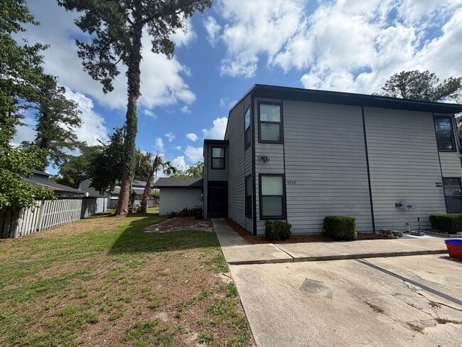 Building Photo - Charming Furnished 3BR Townhome with Modern Updates & Prime Location