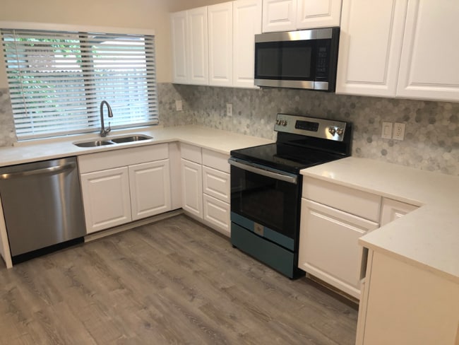 Photo - 1405 Meandering Way