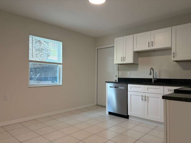 Photo - 3037 Clinton St S