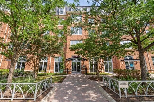 Photo - Available Now! High End 1 bed/ 1 bath with Parking! 24 hour concierge!