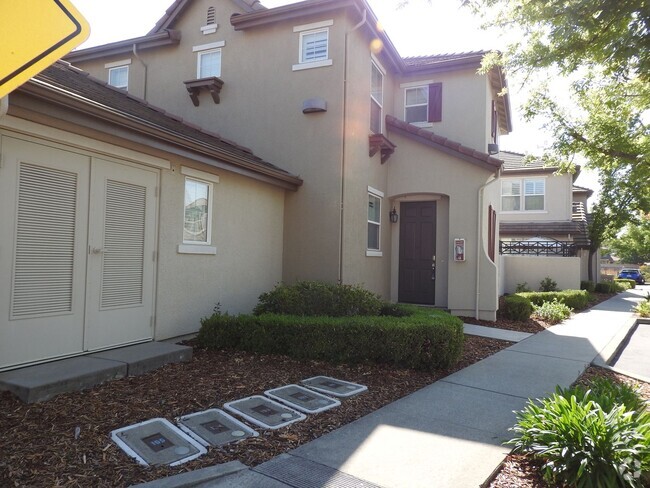 Building Photo - Beautiful Townhome in Empire Ranch