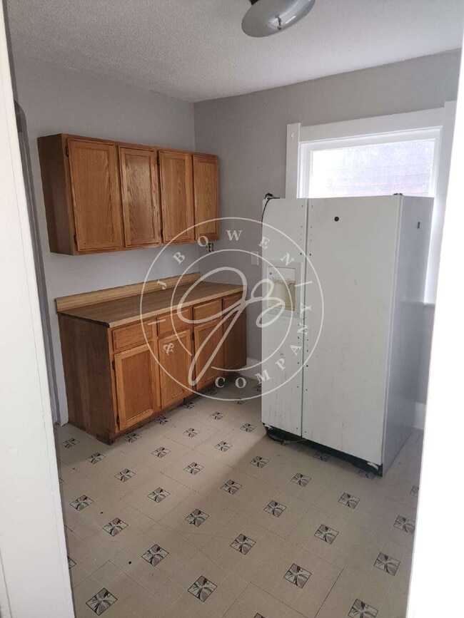 Photo - 2 story 3 bed with updates! Move in and ca...