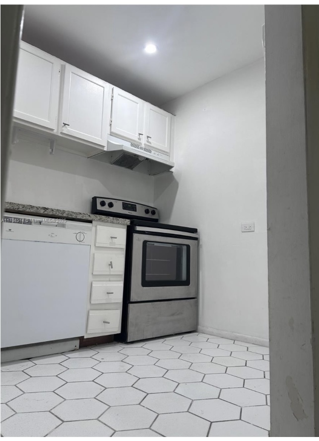 Building Photo - 3720 Inverrary Dr Unit 3720 Inverrary Dr # 3C Rental