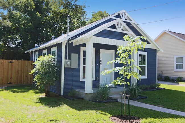 Building Photo - For Lease | 2 Bed, 1 Bath | 656 Sq Ft | N... Rental