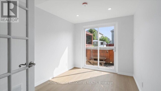 Photo - 27 Janlyn Crescent