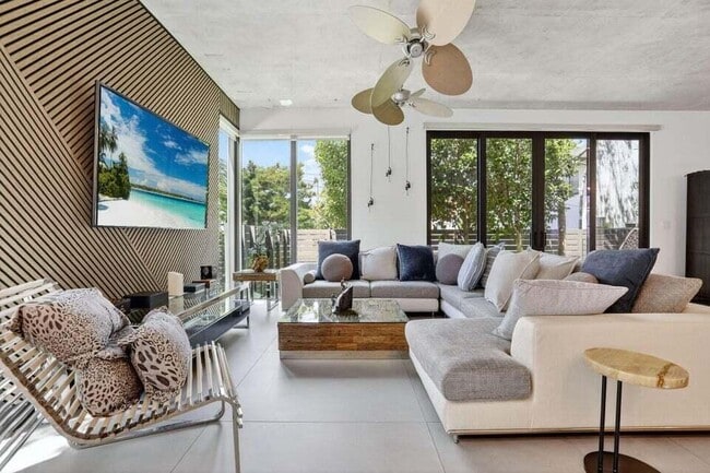 Photo - 925 NE 6th St