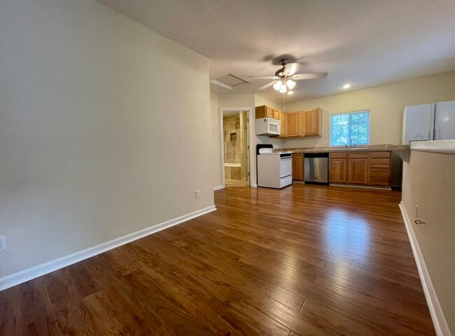 Building Photo - Spacious One Bedroom in Quiet 5 Plex with ... Unit 8888 B-Upper Rental