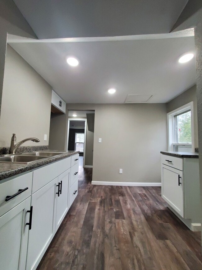Building Photo - 303 W Cherry St Unit Upstairs Rental