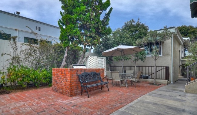 Courtyard - Wind & Sea Apartments