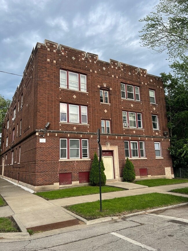 Building Photo - 5703 S Emerald Ave