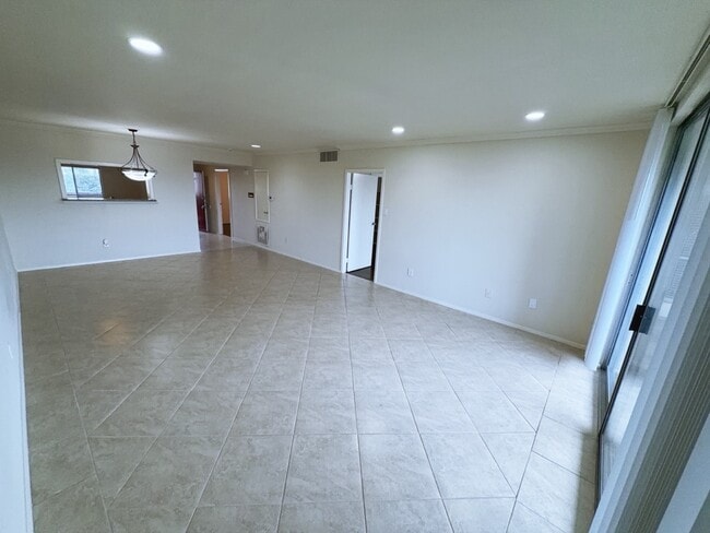 Building Photo - 2210 Dorrington St Unit 502