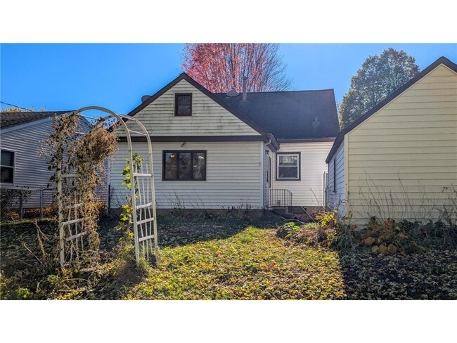 Photo - 301 Giles Pl