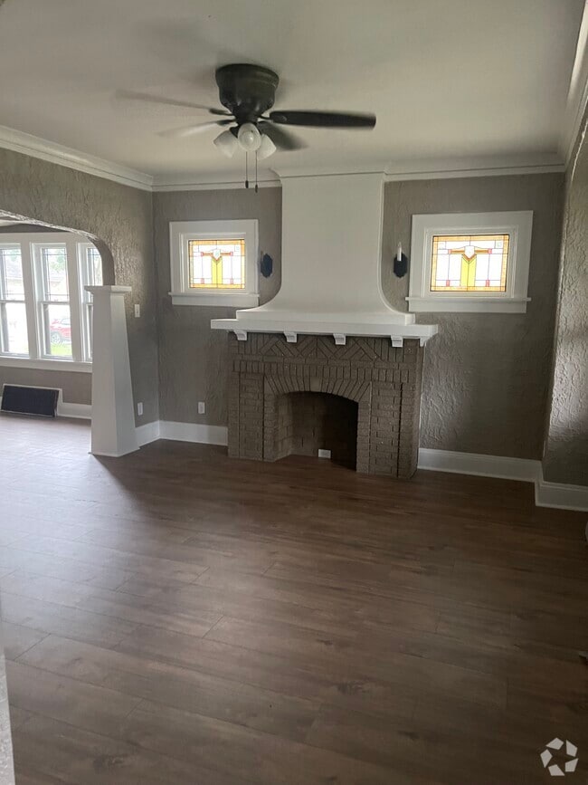 Building Photo - 5633 W Rogers St Unit Remodeled 2bed-1bath Rental