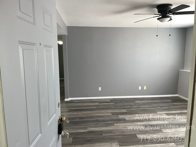 Building Photo - 733 E Laporte Dr