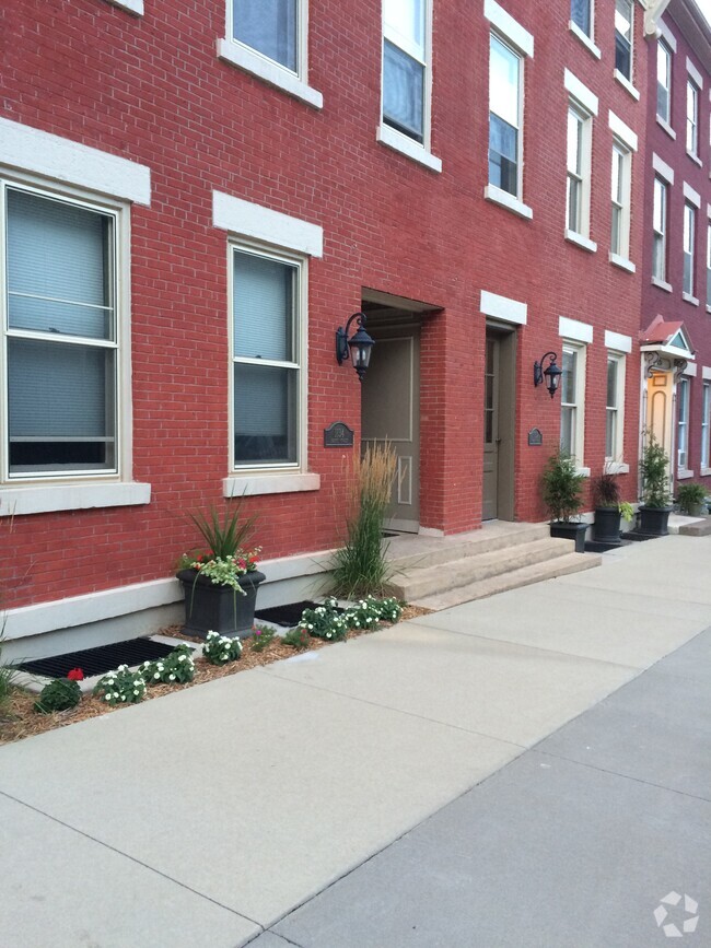 Building Photo - 1132 Locust St Unit Second floor 201 Rental