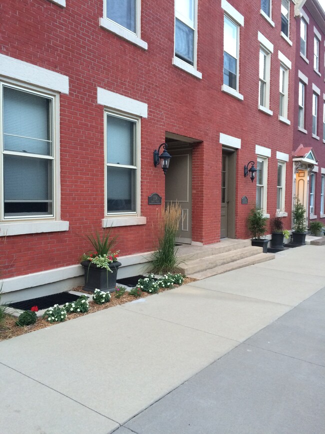 building front - 1132 Locust St Apartamentos Unidad Second floor 201